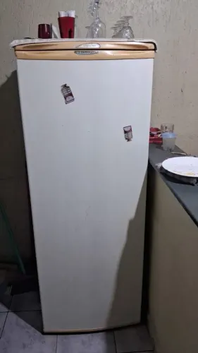 VENDO URGENTE !!! Cama, fogão e gás, geladeira, guarda roupa, sofá e armário de cozinha