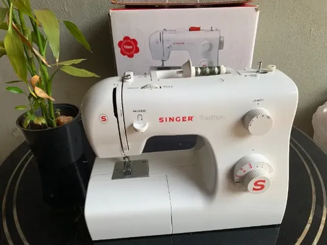Máquina de costura Singer 2250 Tradition