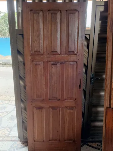 Vendo porta de madeira em perfeito estado com aduelas , 80/2,10