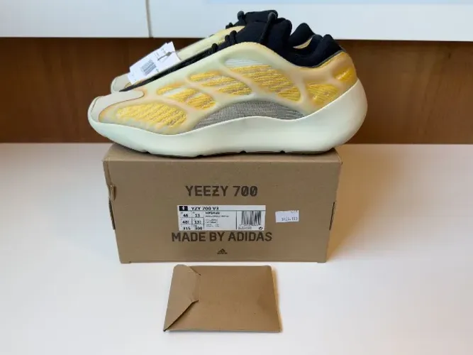 adidas Yeezy 700 v3 Safflower Tamanho 46 BR / 13 US - DSWT, novo, na caixa original