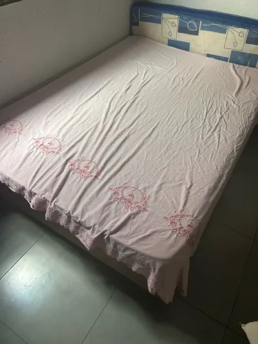 Cama de casal bem conservada