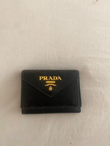 Carteira Prada original em couro Saffiano preto, com interior bordô