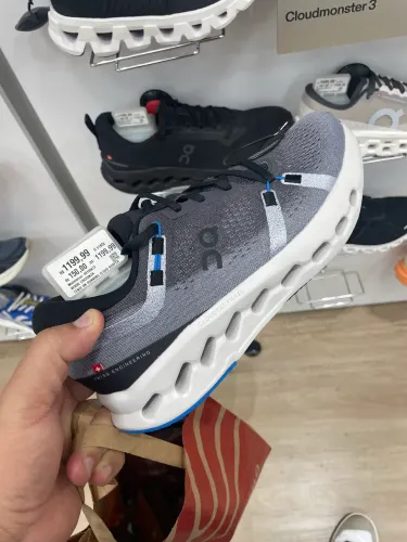 Tênis suíço para corrida (699 reais sem uso e original).