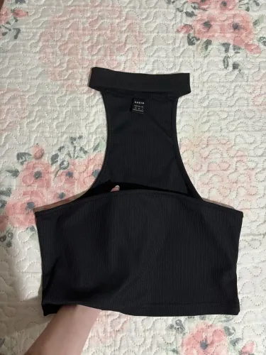 Cropped preto com gola