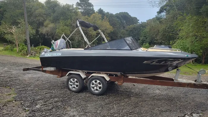 Vendo ou troco Lancha Harlley 15 pés.