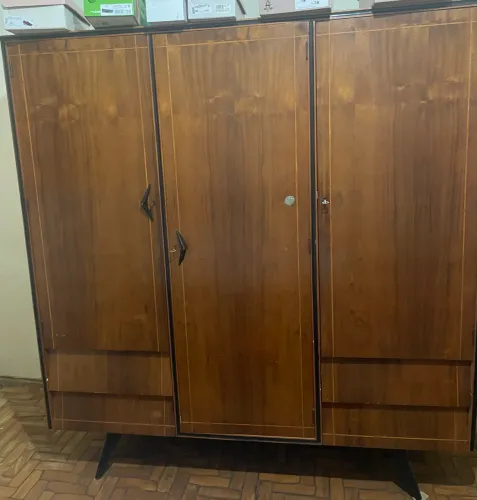Vendo guarda-roupa modelo antigo de madeira maciça 