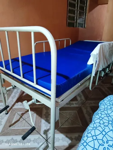 Cama hospitalar com colchão em bom estado com apenas um ano de uso.