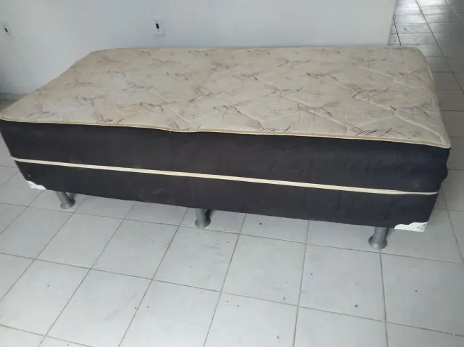 Cama box solteiro para doação.