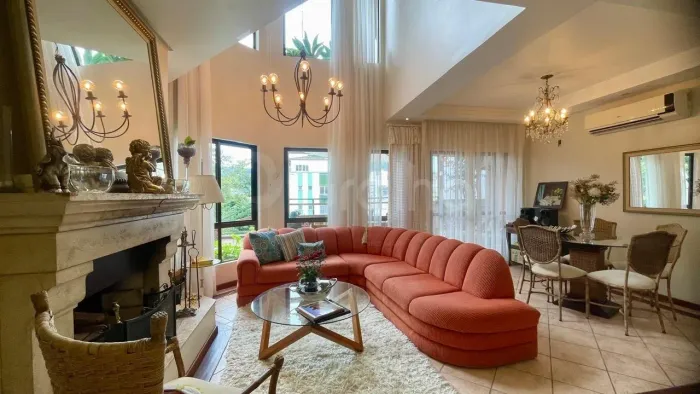 Casa Residencial de 490 m² com 4 quartos sendo 2 suítes na Carvoeira