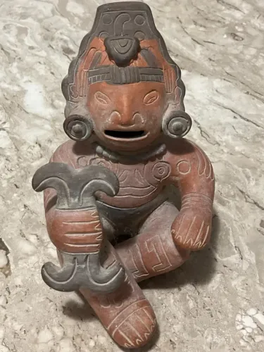 Estátua réplica de cerâmica pré-colombiana.