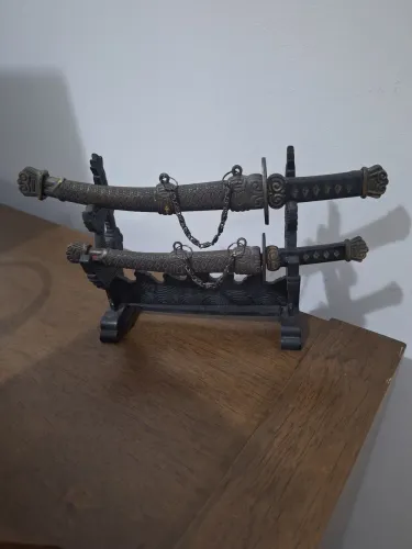 Decoração espada katana peça em metal. 