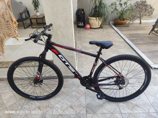 Bicicleta Aro 29 Gts Pro M5 Track 21 com marchas câmbio indexado cor preto e vermelho 