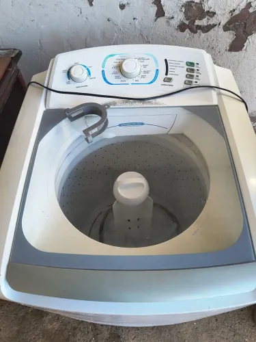 Vendo uma máquina de lavar Eletrolux de 15 kg em bom estado de uso,baixei o preço .
