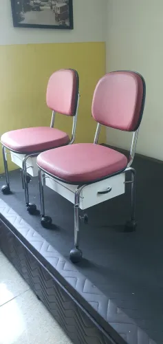 Cadeira de manicure vitage com gaveta