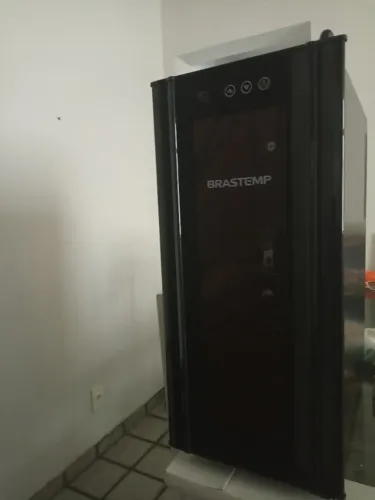 Adega de vinhos climatizada Brastemp, 12 vinhos.
