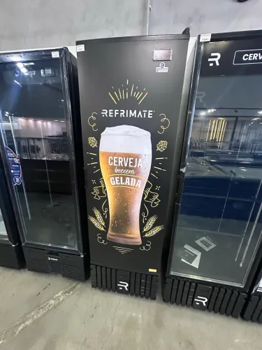 Cervejeira porta sólida 570L