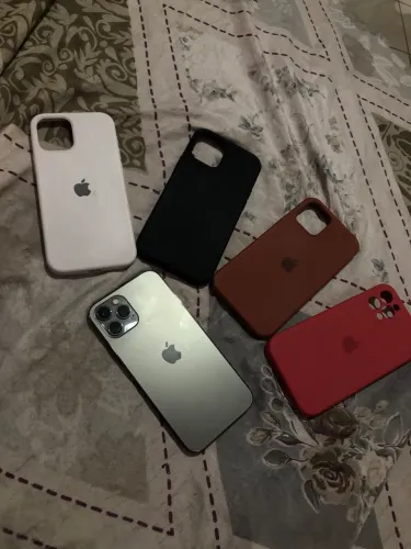 iphone 12 pro + 4capinhas OBS: mal tem marca de uso
