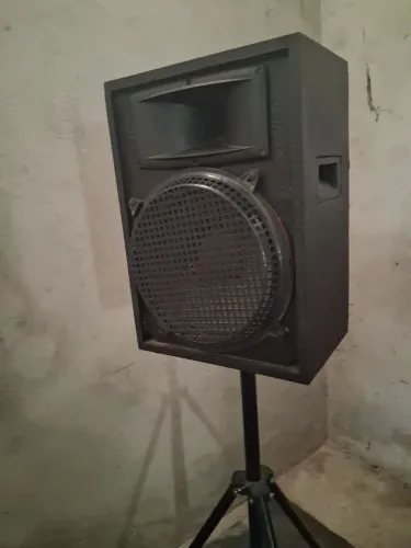 Caixa de som com tripé 