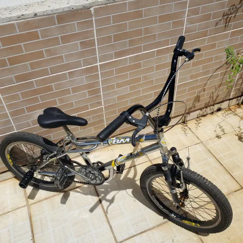 BMX aro 20, modelo JNA, suspensão destravada, pneus balão. 
