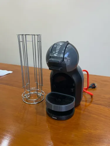 Máquina de café espresso (DOLCE GUSTO) e suporte para cápsulas de café