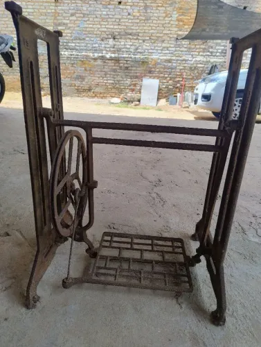 PÉ DE FERRO MÁQUINA DE COSTURA, ANTIGO.