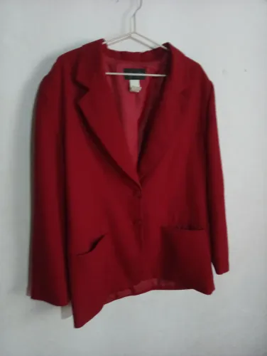 Vendo um blazer vermelho super luxuoso