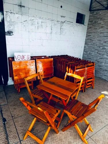 Mesa e cadeira 