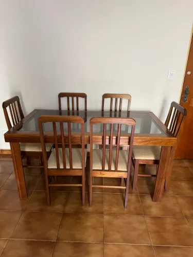 Vendo mesa de cerejeira maciça com tampo de vidro