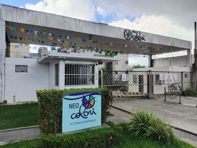 Apartamento com sala com sacada, 02 quartos com armários, banheiro social, 1 vaga garagem.