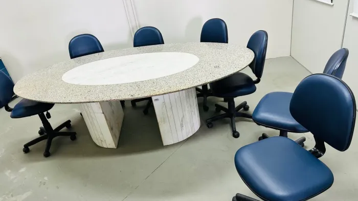 Vendo mesa de pedra para sala, varanda e escritório 