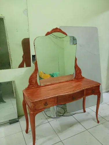 Penteadeira no estado pintei de branca e marrom pra parecer envelhecida ela é antiga 