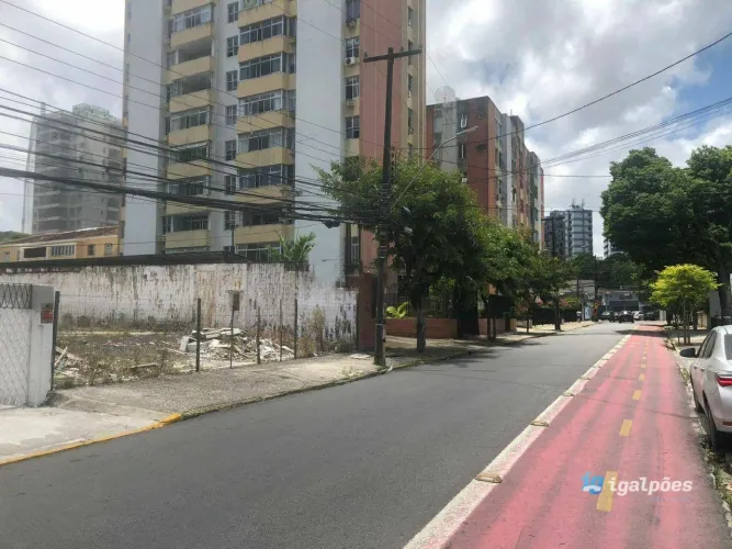 Terreno com 462 m² à 100 metros da Av. Gov. Agamenon Magalhães no Espinheiro, Recife - PE