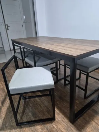 Conjunto mesa e banquetas minimalistas