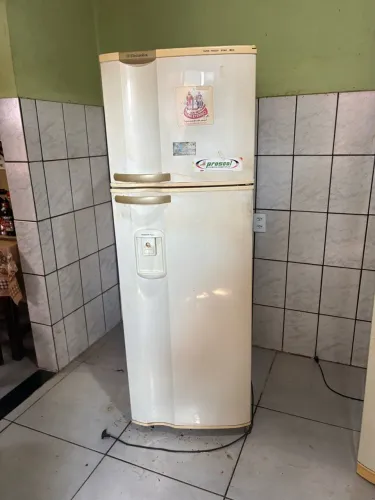 Duas geladeiras eletrolux