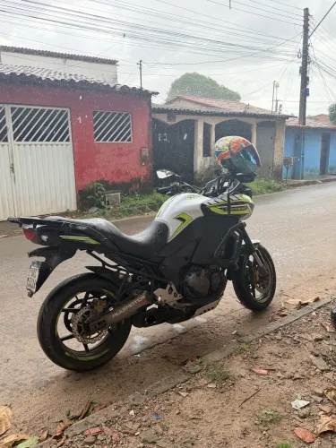 Moto muito boa 4 cilindros  versys 1000 Kawasaki 