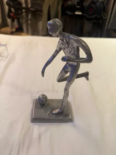 Escultura Vintage Futebolista Em Metal Espanhola URMAS