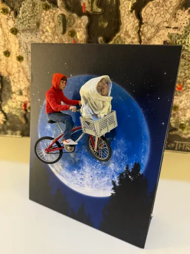 Boneco Et e Elliott com bicicleta