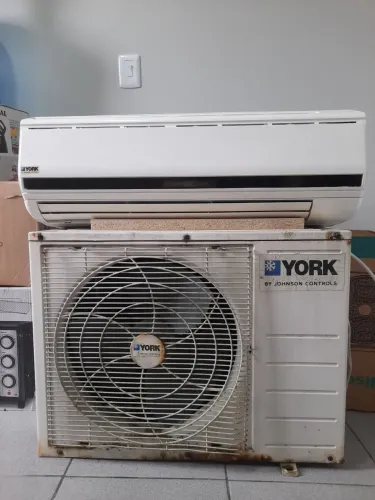 Ar condicionado usado Yorq para retirada de peças ou concerto