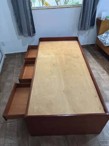 Cama de Solteiro c/ 3 gavetas grandes.