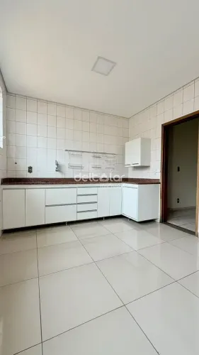 Apartamento para locação com 3 quartos, sendo um suíte, armários e uma vaga coberta, Plana