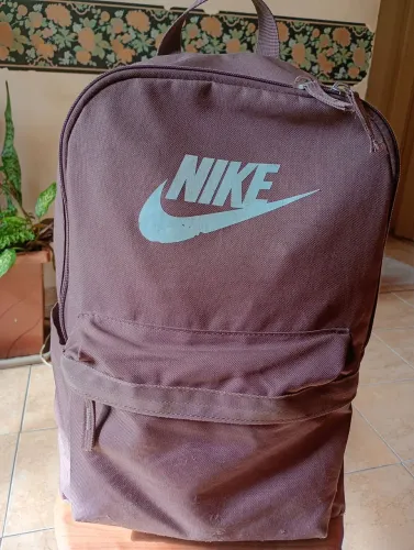 Mochila Nike Heritage - 25 Litros, pequeno reparo na bolsinha lateral,cor marrom
