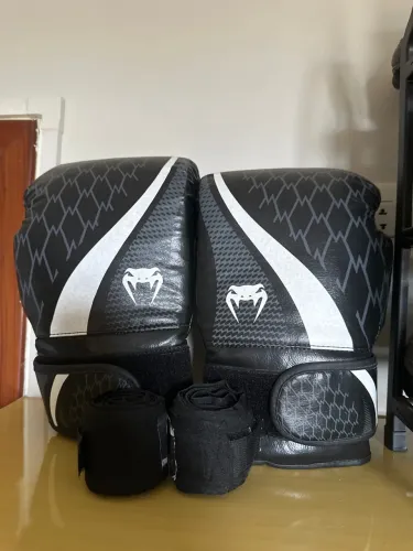 Luva de Boxe New Venum Contender 2.0 + Bandagens de 4 metros
