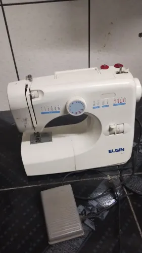Máquina de costura elétrica Elgin
