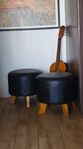 Banquinhos de madeira e couro