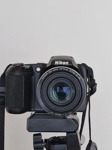 NIKON COLPIX L810 + TRIPE + CARREGADOR + 4 PILHAS NOVAS , TUDO EM ÓTIMO ESTADO.