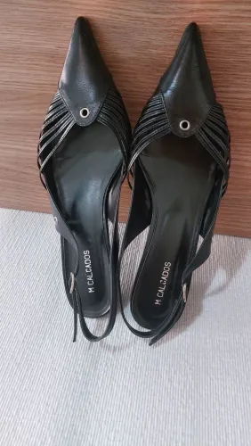 Sapato modelo slingback preto