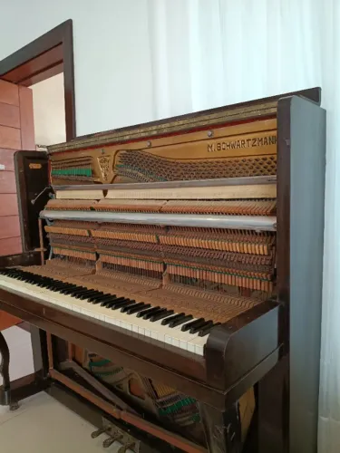 Piano vertical Schwartzman