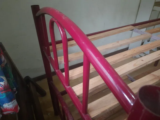 Vendo cama beliche de ferro. Cor vinho.