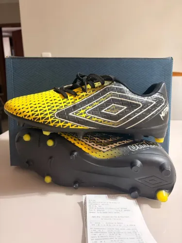 Chuteira Umbro (campo) n42