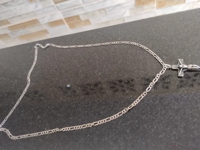 Cordão de prata com pingente crucifixo
